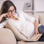 Беременная девушка читает