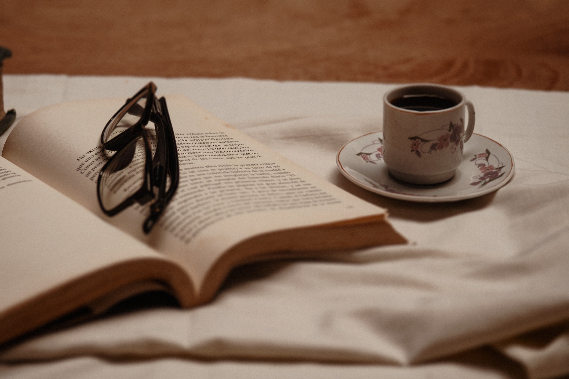 книга и чашечка кофе